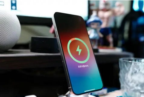 伊犁苹果15换屏服务分享用什么充电器给iPhone15充电更好 